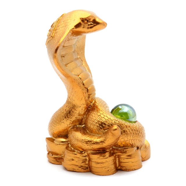 蛇 2025年 干支 巳 置き物 コブラ ガラス玉付 Sサイズ 樹脂製 正月 新年 縁起物 彫り物 開運 元宝 財運 商売繁盛 風水グッズ へび 置物