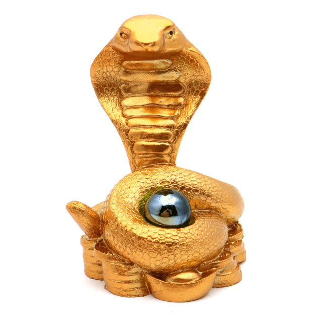 蛇 2025年 干支 巳 置き物 コブラ ガラス玉付 Sサイズ 樹脂製 正月 新年 縁起物 彫り物 開運 元宝 財運 商売繁盛 風水グッズ へび 置物