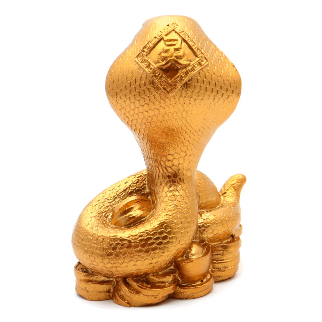 蛇 2025年 干支 巳 置き物 コブラ ガラス玉付 Sサイズ 樹脂製 正月 新年 縁起物 彫り物 開運 元宝 財運 商売繁盛 風水グッズ へび 置物