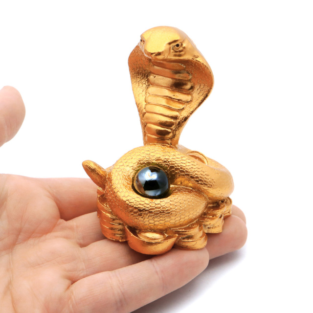 蛇 2025年 干支 巳 置き物 コブラ ガラス玉付 Sサイズ 樹脂製 正月 新年 縁起物 彫り物 開運 元宝 財運 商売繁盛 風水グッズ へび 置物