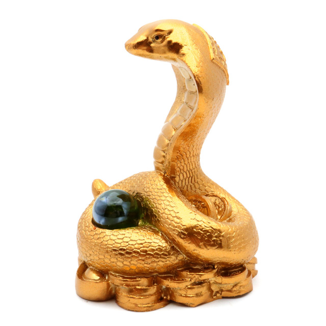 蛇 2025年 干支 巳 置き物 コブラ ガラス玉付 Sサイズ 樹脂製 正月 新年 縁起物 彫り物 開運 元宝 財運 商売繁盛 風水グッズ へび 置物