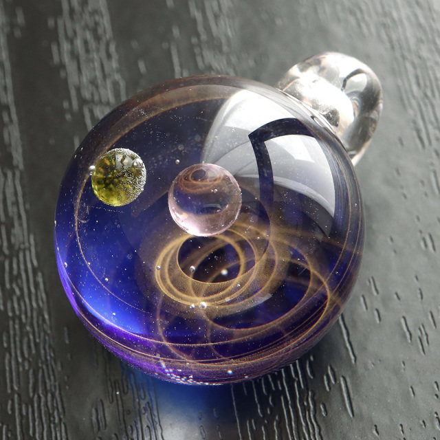 ガラスの中に宇宙を閉じ込めた 耐熱ガラス アート ペンダント 惑星