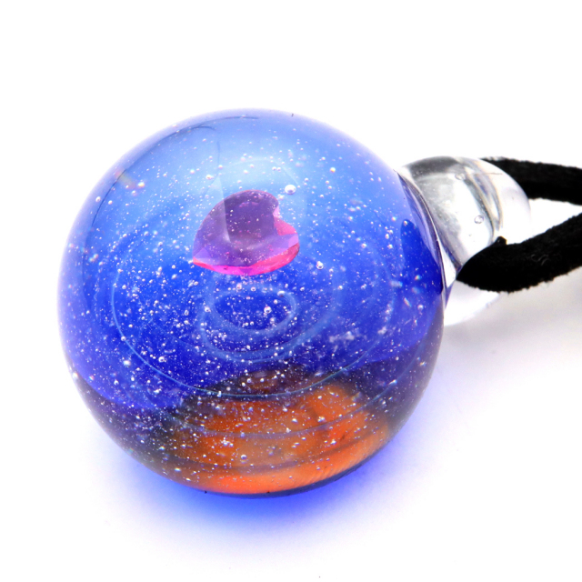 ガラスの中に宇宙を閉じ込めた 耐熱ガラス アート ペンダント 惑星 銀河 幻想的 革紐 ネックレス