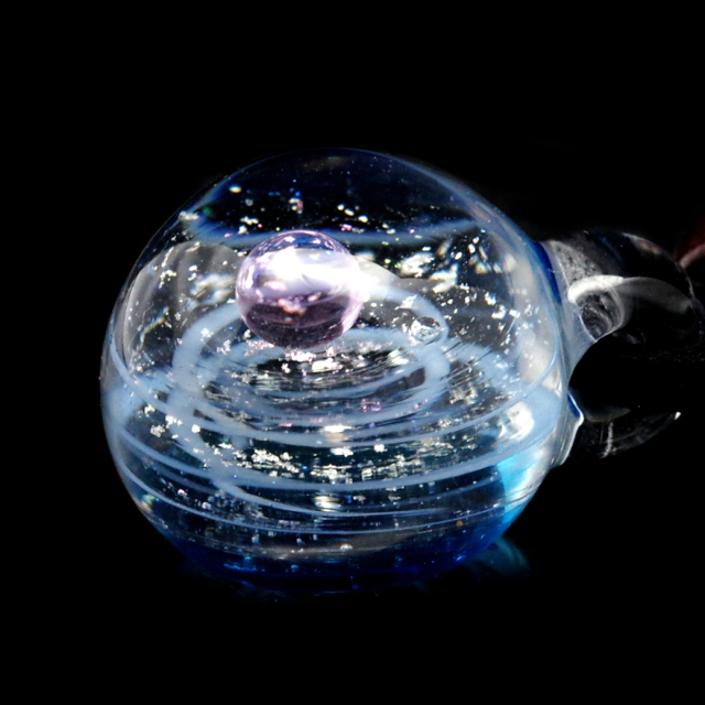 ガラスの中に宇宙を閉じ込めた 耐熱ガラス アート ペンダント 惑星 銀河 幻想的 革紐 ネックレス