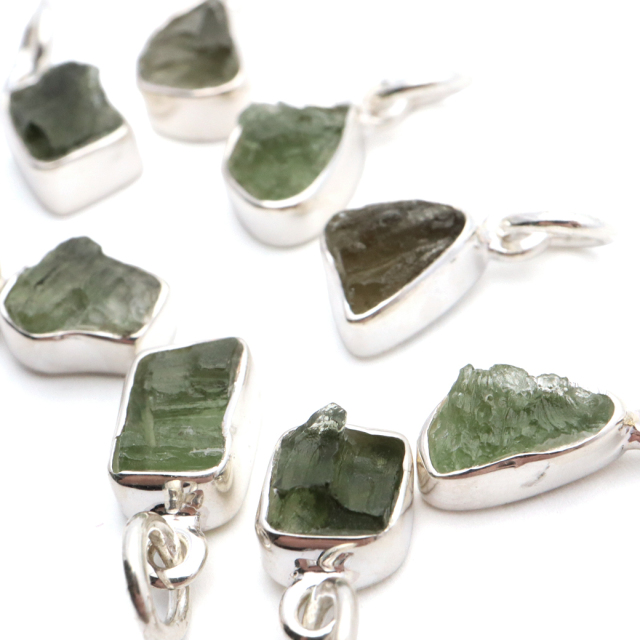 モルダバイト ペンダント 天然石 ネックレス SSサイズ Silver925 モルダウ石 チェコ産 宇宙 ガラス パワーストーン