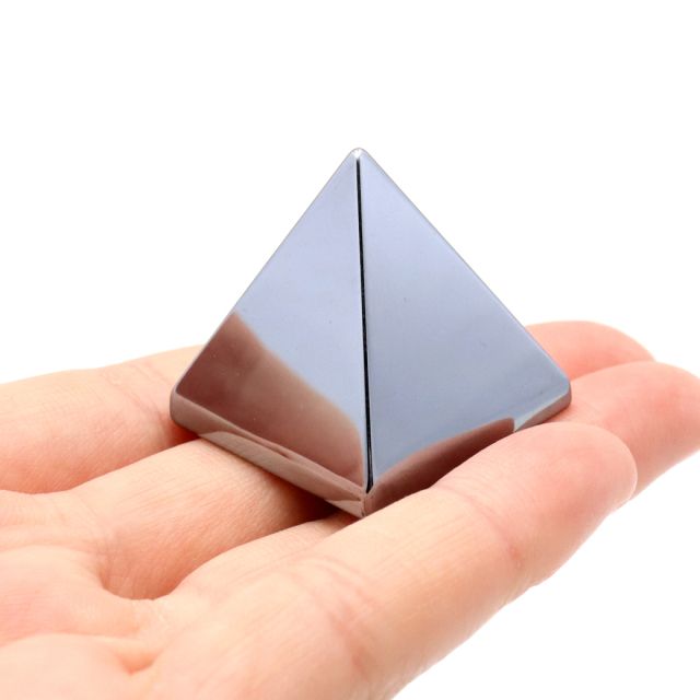 テラヘルツ鉱石 本物 ピラミッド 置き物 Sサイズ 幅約3cm 浄化 高純度