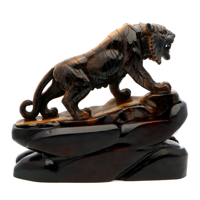 タイガーアイ 虎 置物 彫刻 台座付き 2.4kg 虎眼石 風水 干支 とら