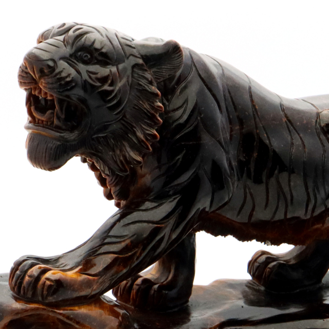 タイガーアイ 虎 置物 彫刻 台座付き 1.7kg 虎眼石 風水 干支 とら 飾り物