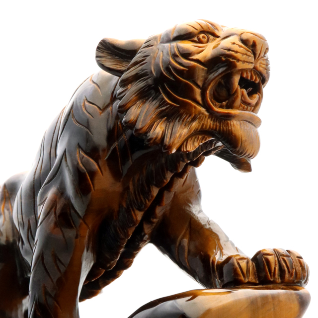 タイガーアイ 虎 置物 彫刻 台座付き 1.7kg 虎眼石 風水 干支 とら 飾り物