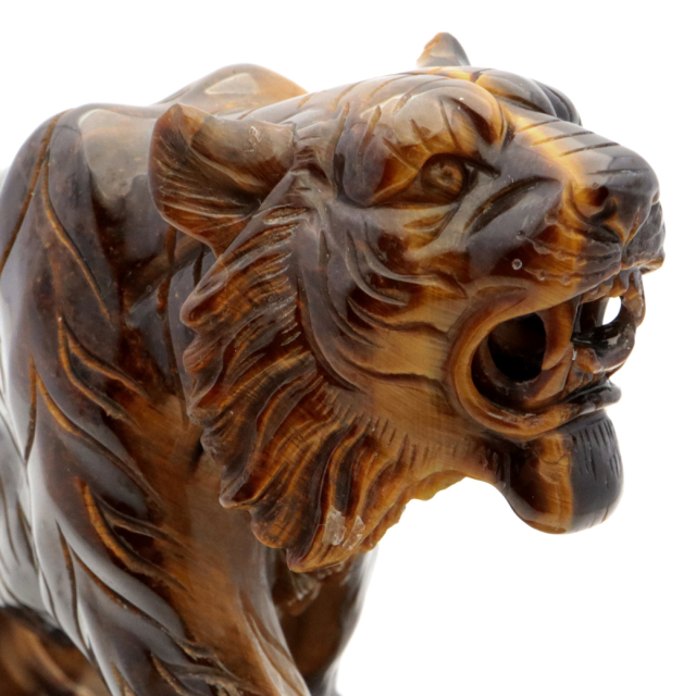 タイガーアイ 虎 置物 彫刻 台座付き 1.05kg 虎眼石 風水 干支 とら 飾り物