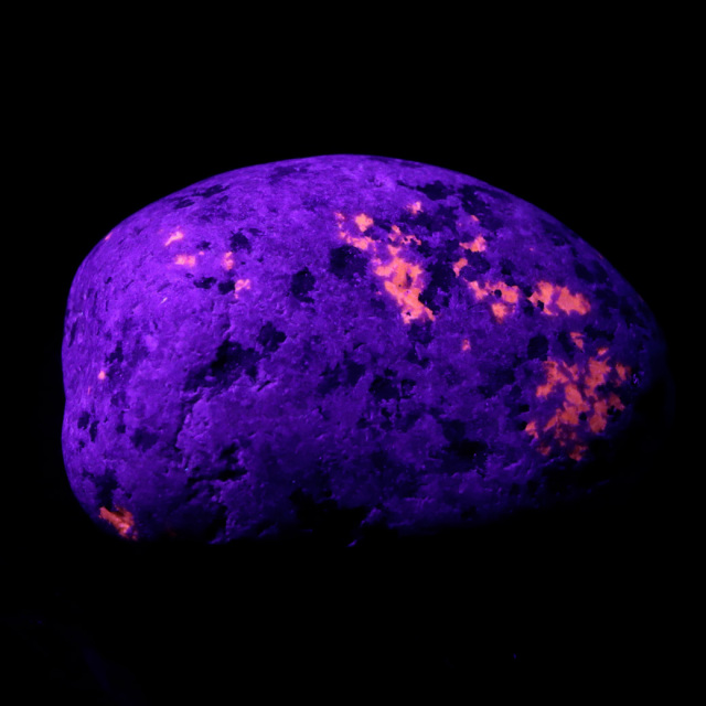 68g-B　ユーパーライト　UV　ハロウィン　ユーパライト　鉱物彫刻 ユーパーライト（ユーパライト） - 通販｜宝石鑑定士が運営