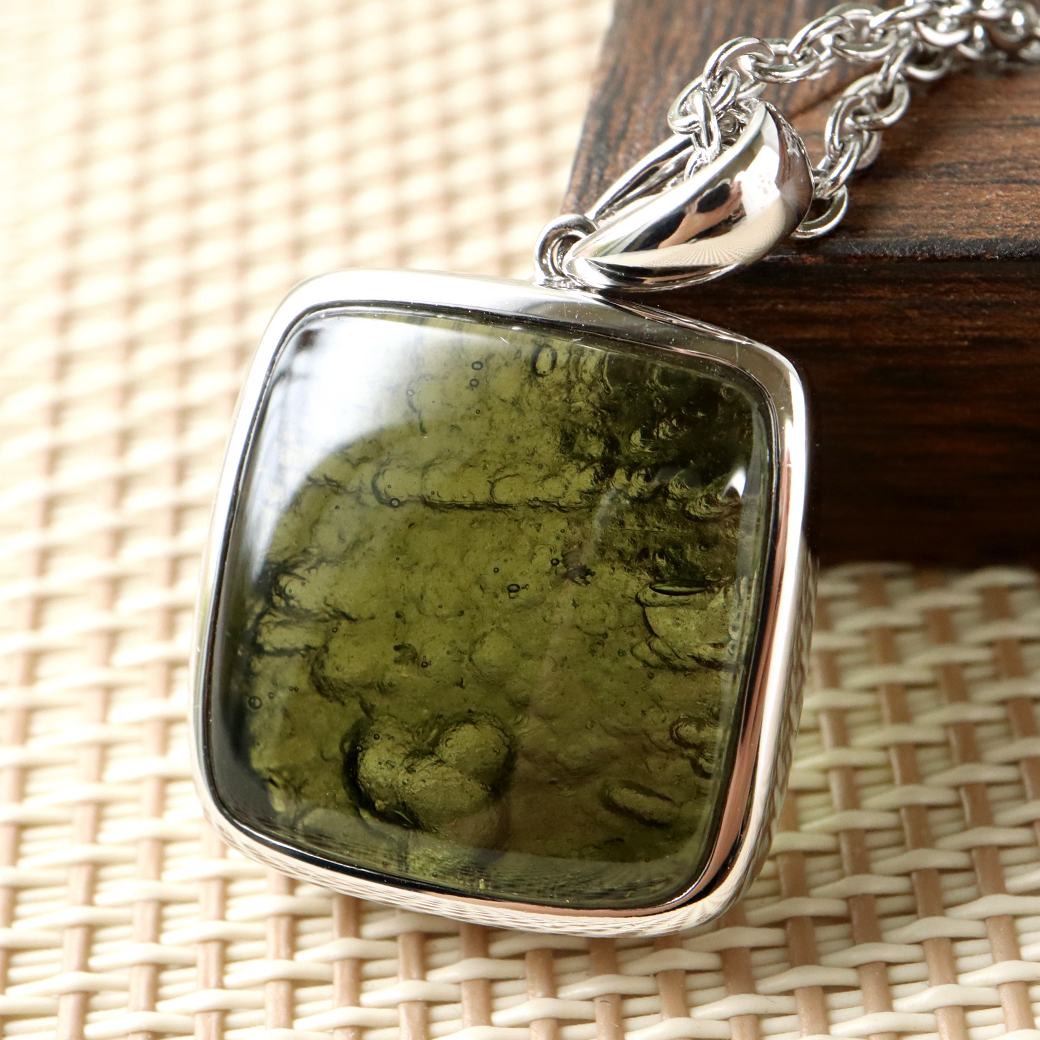 モルダバイト ネックレス 鑑別書付き 天然石 ペンダント 超高品質 龍紋がはっきりと見える 本物 Silver925