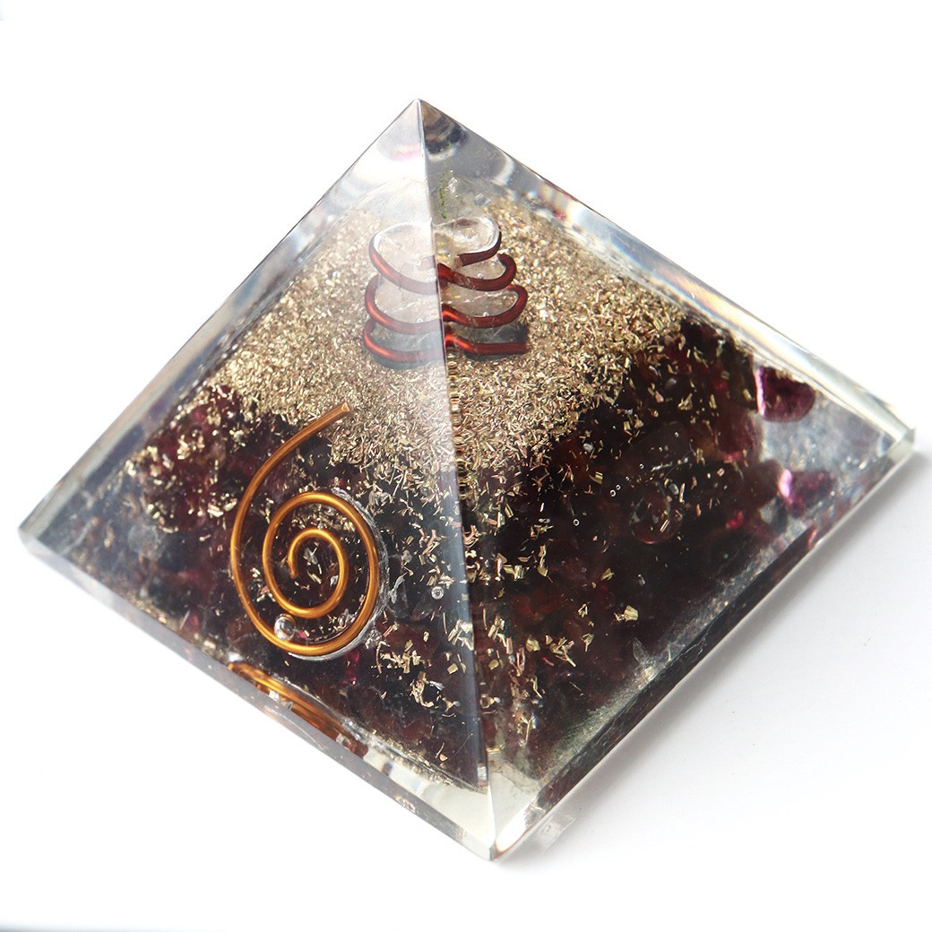 ガーネット 使用 水晶単結晶入り オルゴナイトピラミッド 大人気スピリチュアルグッズ 幅約55mm前後