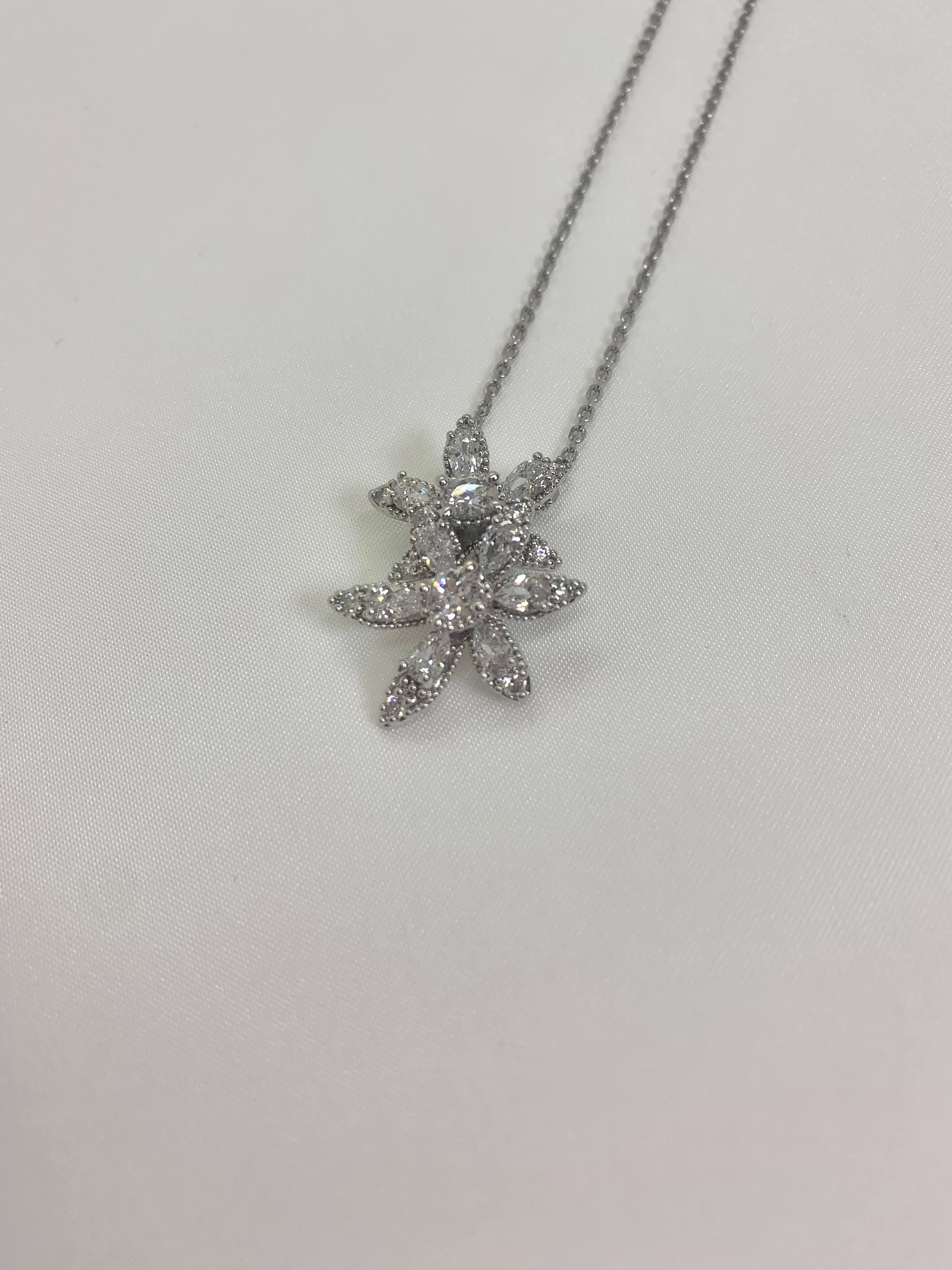 ２つのお花ショートネックレス