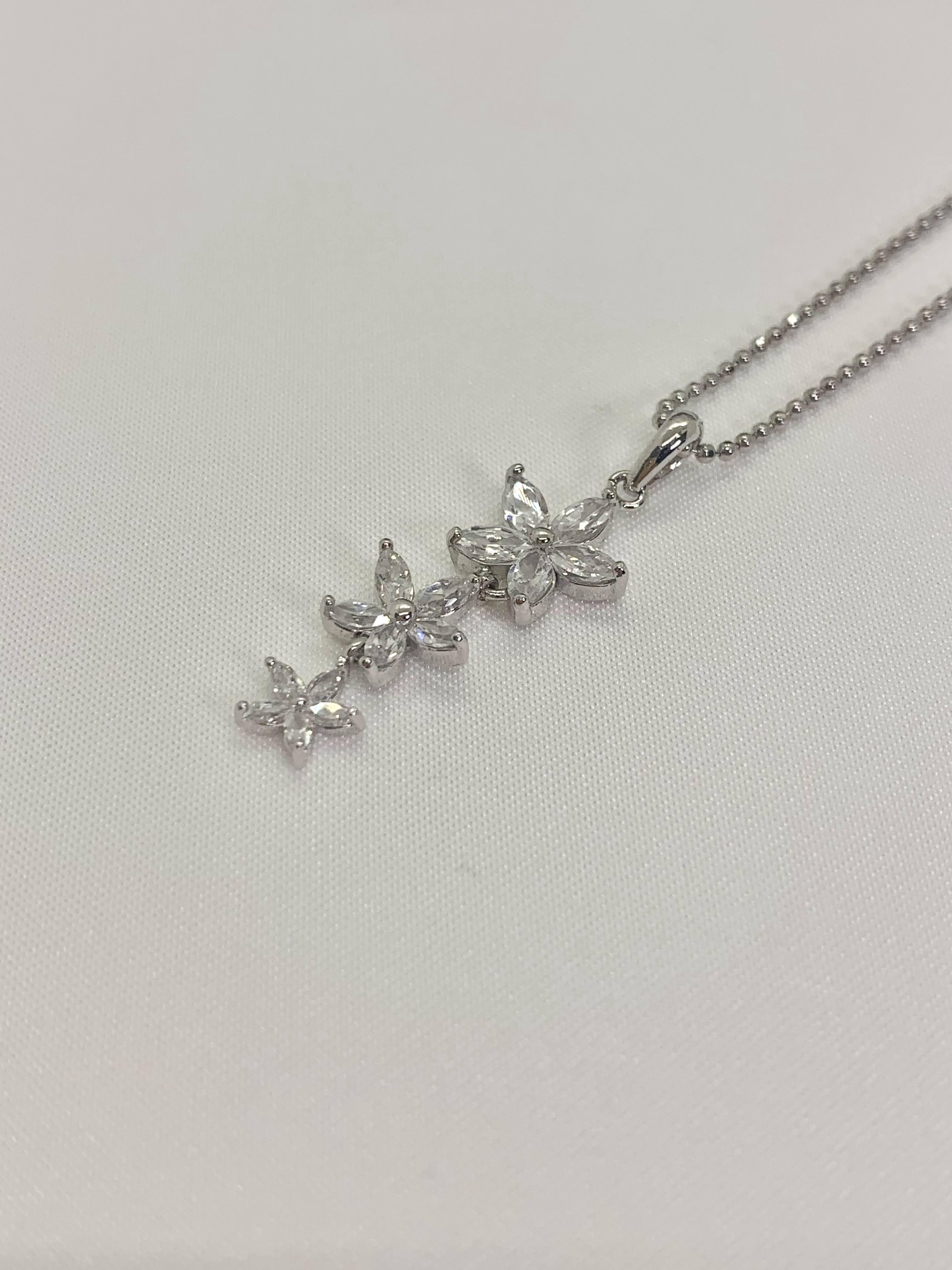 ３つの花のネックレス