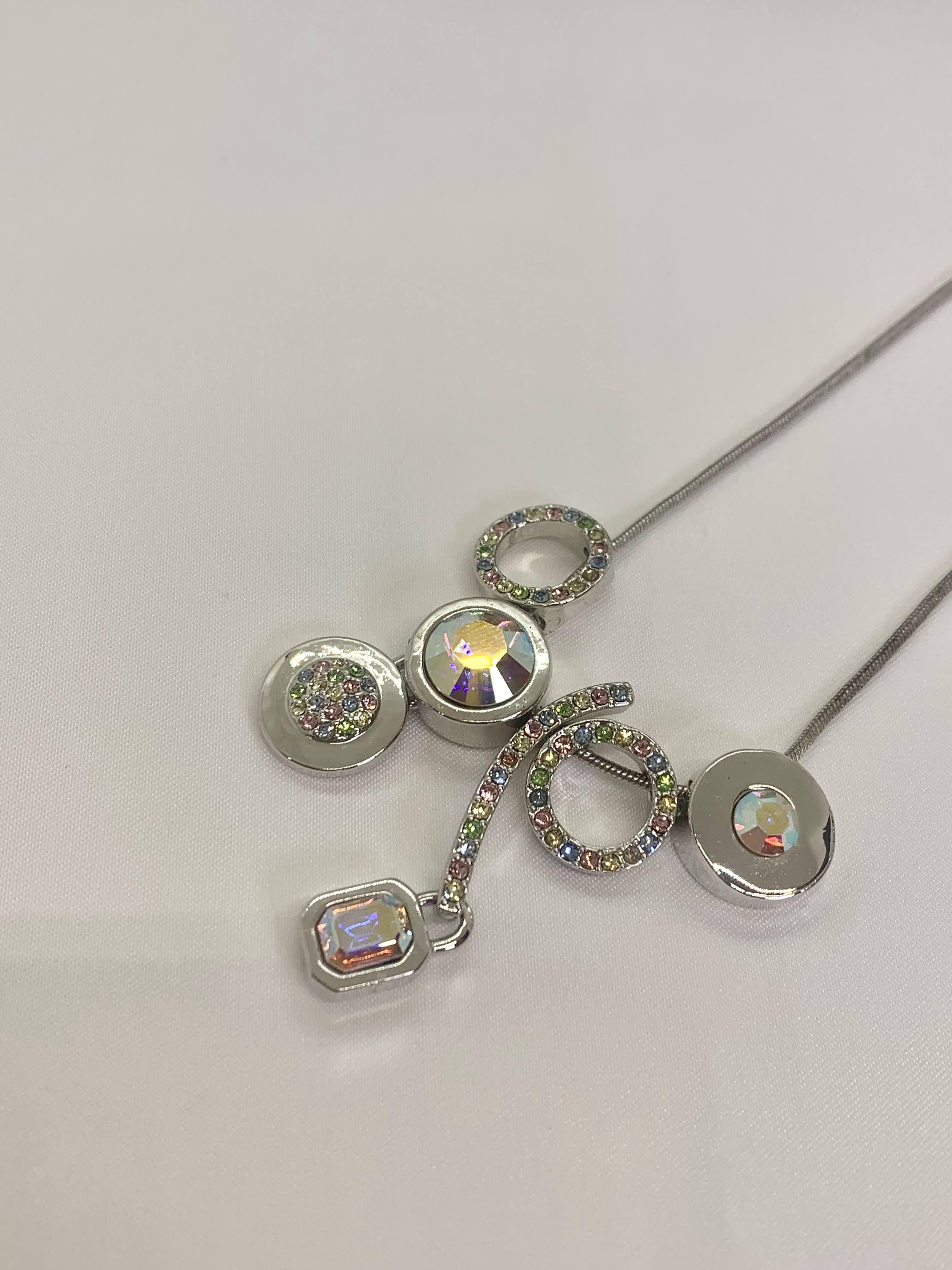 ５つのチャーム付ネックレス