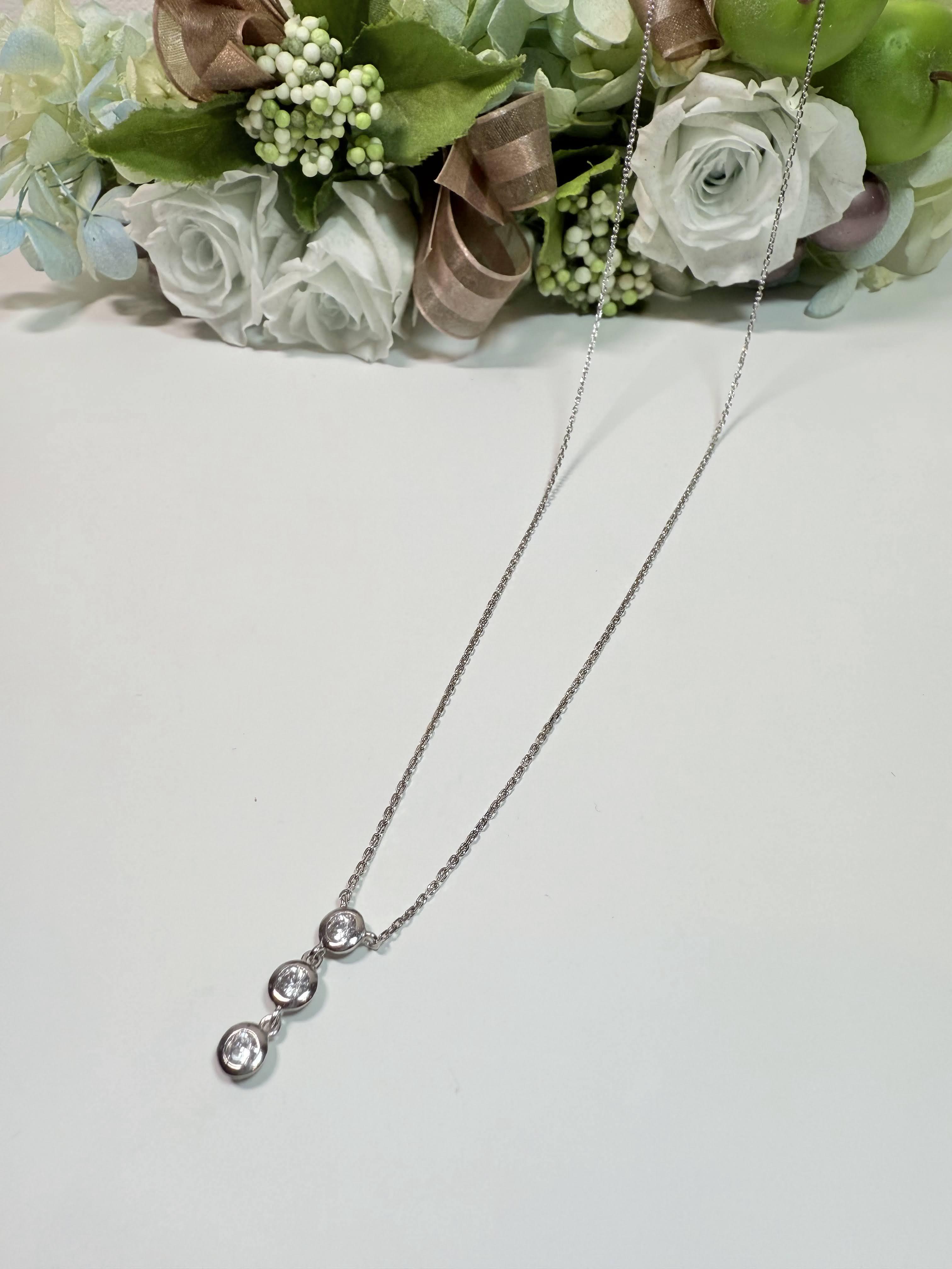 ３つのスワロネックレス