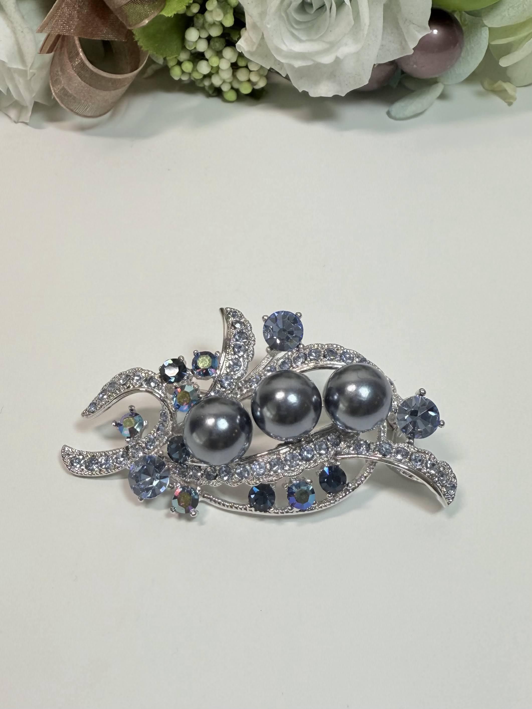 ブルー花型ブローチ