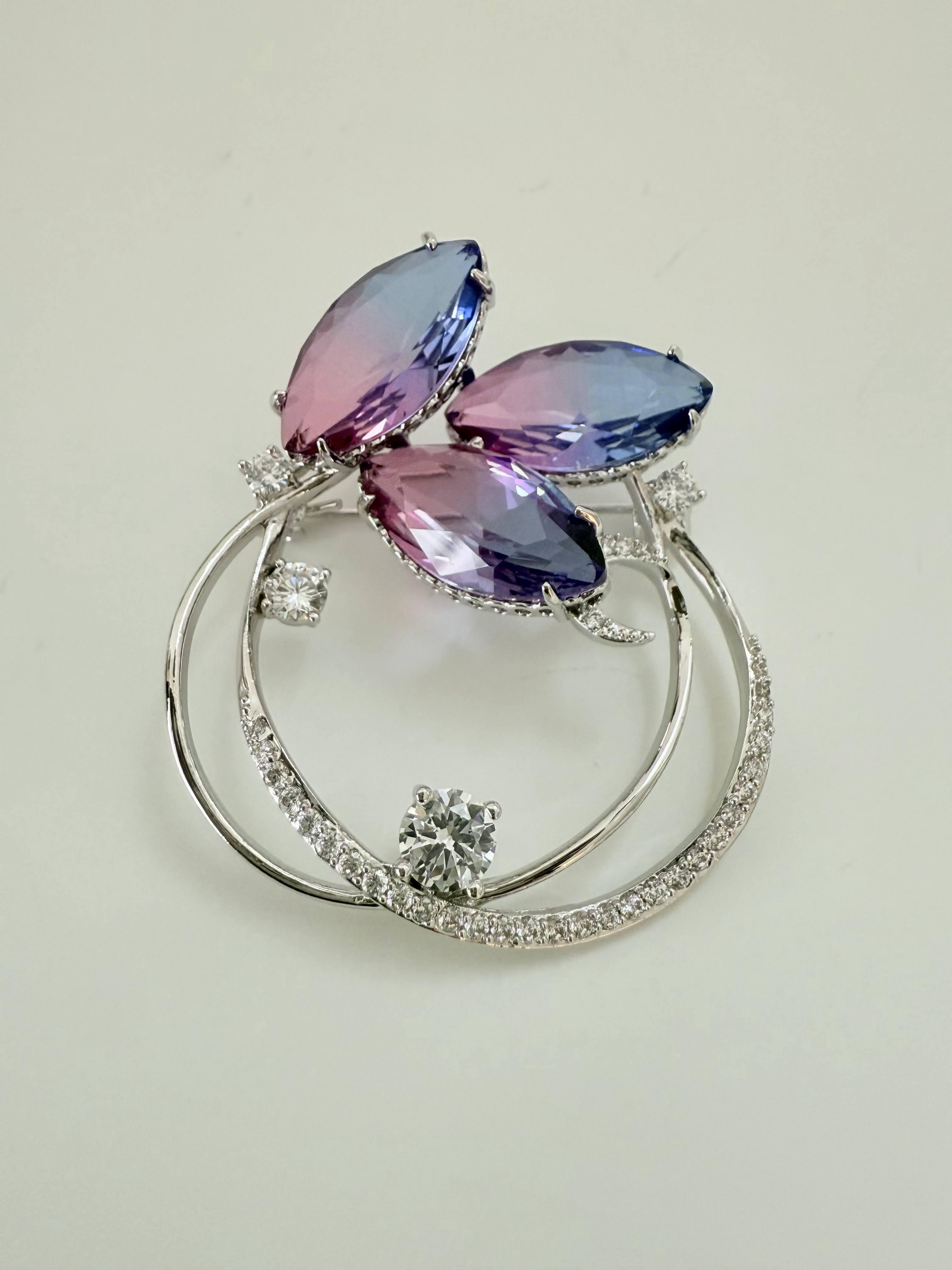 繊細なパープルスワロブローチ