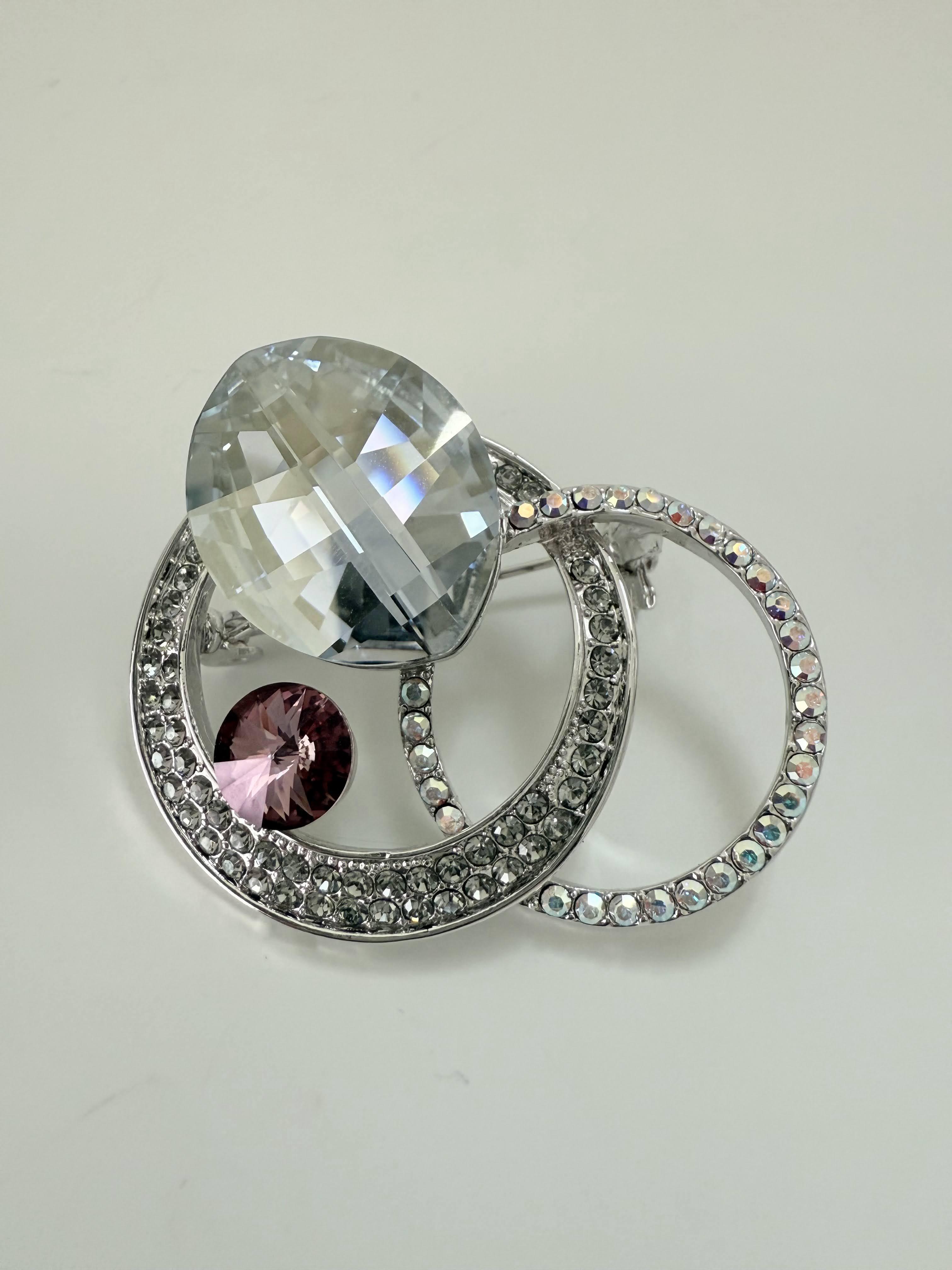 ラウンド型ブローチ