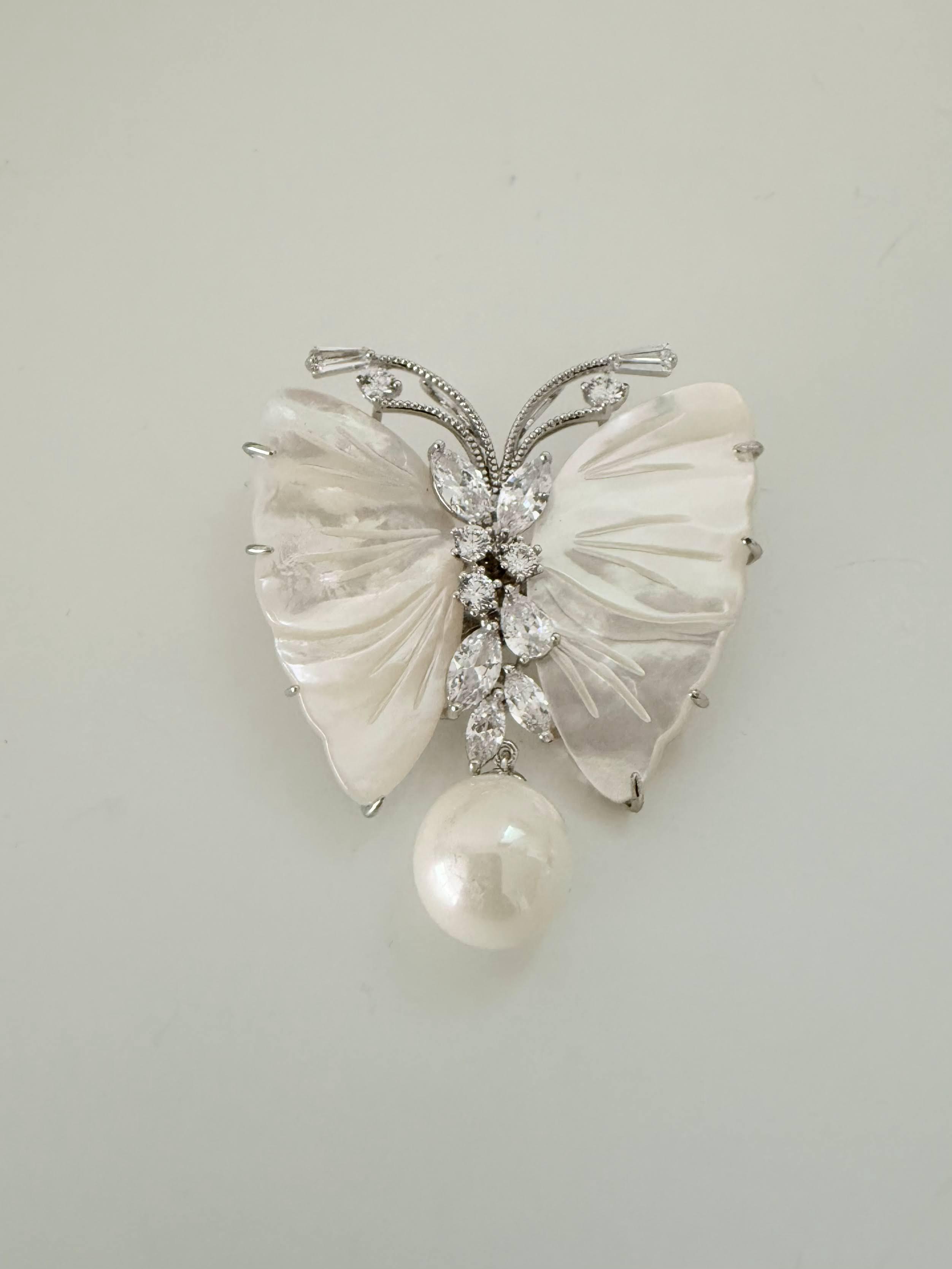 チョウチョウ型ブローチ