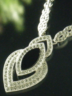 リーフ型ネックレス（グレー）