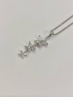 ３つの花のネックレス