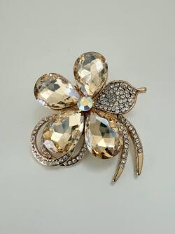 お花型ブローチ