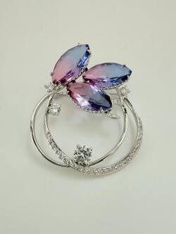 繊細なパープルスワロブローチ