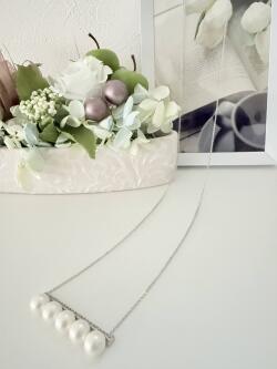 ５つのパールネックレス