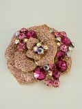 ピンクの花型ブローチ
