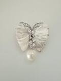 チョウチョウ型ブローチ