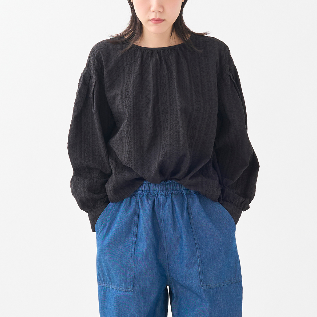 エンブロイダリーギャザーブラウス