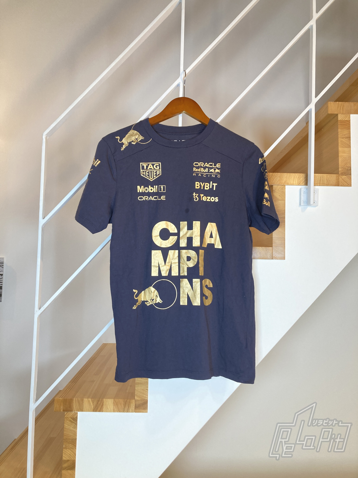 【ReLaPit古着販売】【メール便発送】レッドブル F1 ワールドチャンピオンTシャツ(ゴールドプリント)Sサイズ