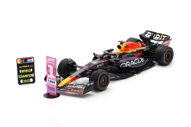 スパーク 1/12 レッドブル RB18 M.フェルスタッペン 2022年日本GP優勝 No.1 2022 Formula One Drivers' Champion(With No.1 and World Champion Board)