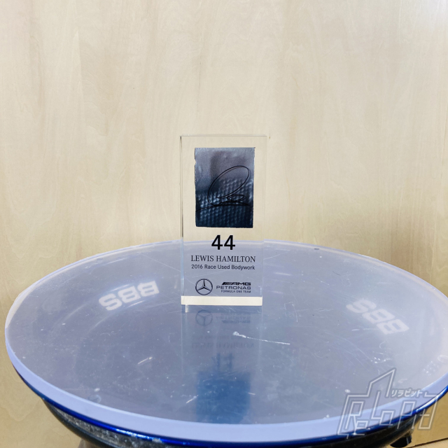 【価格改定】【ReLaPit委託販売】【宅急便発送】F1authentics公式アイテム L.ハミルトン 2016年使用マシンボディーワーク(サインプリント)