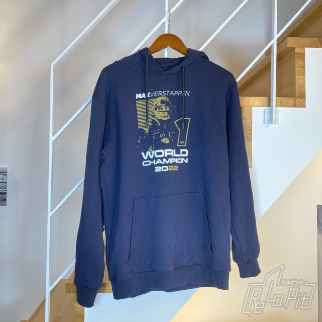 【ReLaPit古着販売】【宅急便発送】マックス フェルスタッペン ワールドチャンピオン 2022 フーディー ネイビー Mサイズ