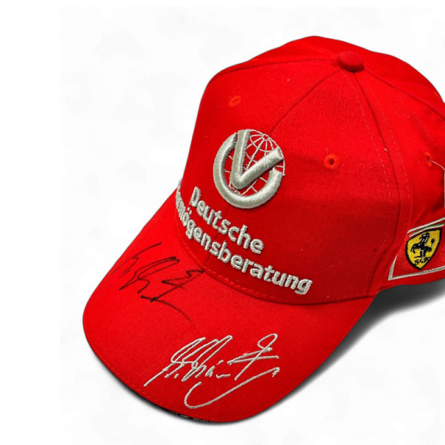 ミハエル・シューマッハ直筆サイン入  2002 ミハエルシューマッハドライバーズキャップ(市販品)