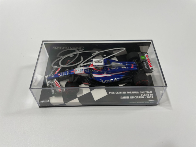 レッドブルRB12 ダニエルリカルドサイン入り、スパーク1/43