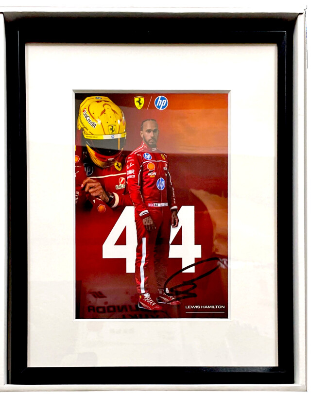 L.ハミルトン 直筆サイン入2025フェラーリ ドライバーズカード(額装品)TYPE-C