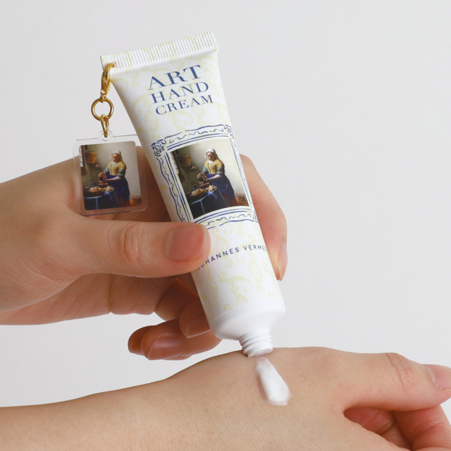 DAILY MUSEUM チャーム付きハンドクリーム（牛乳を注ぐ女） MU-028