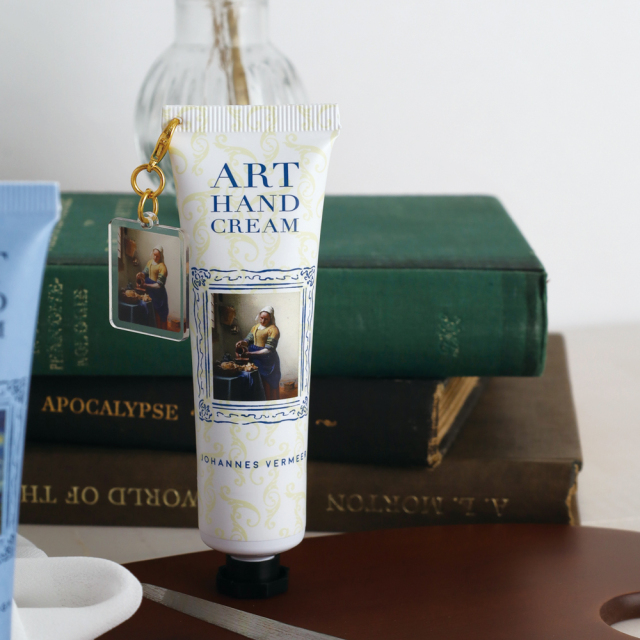 DAILY MUSEUM チャーム付きハンドクリーム（牛乳を注ぐ女） MU-028