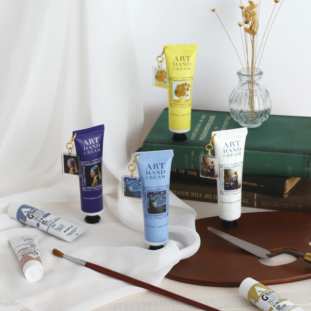 DAILY MUSEUM チャーム付きハンドクリーム（星月夜） MU-026