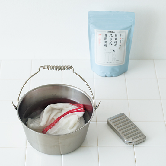 ステンレスの小さなバケツ