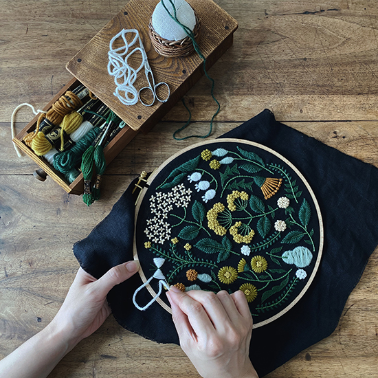 ウールステッチの花刺繍キット　黄色い野花