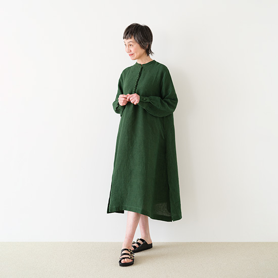 くるみボタンのワンピース