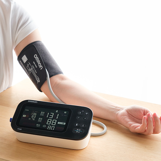 オムロン　上腕式血圧計