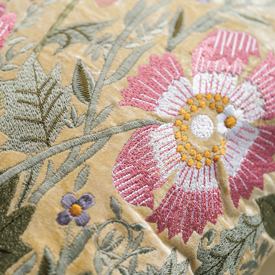 フラワー刺繍のクッション