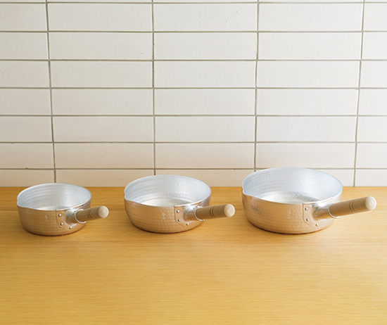 木屋 日本橋 ゆき平鍋 銅 蓋付き 180mm 味003 ゆき平鍋 180mm アルミ打出し – 木屋