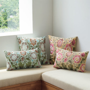 フラワー刺繍のクッション